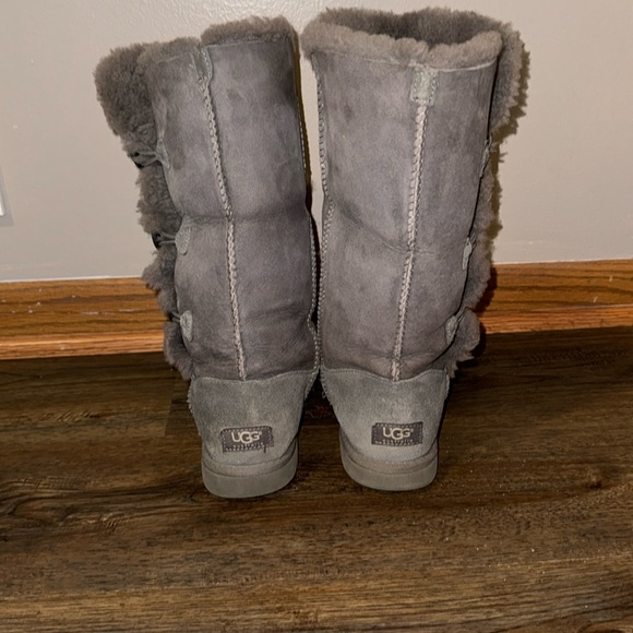 Women’s Grey Bailey Button Uggs - Picture 2 of 3